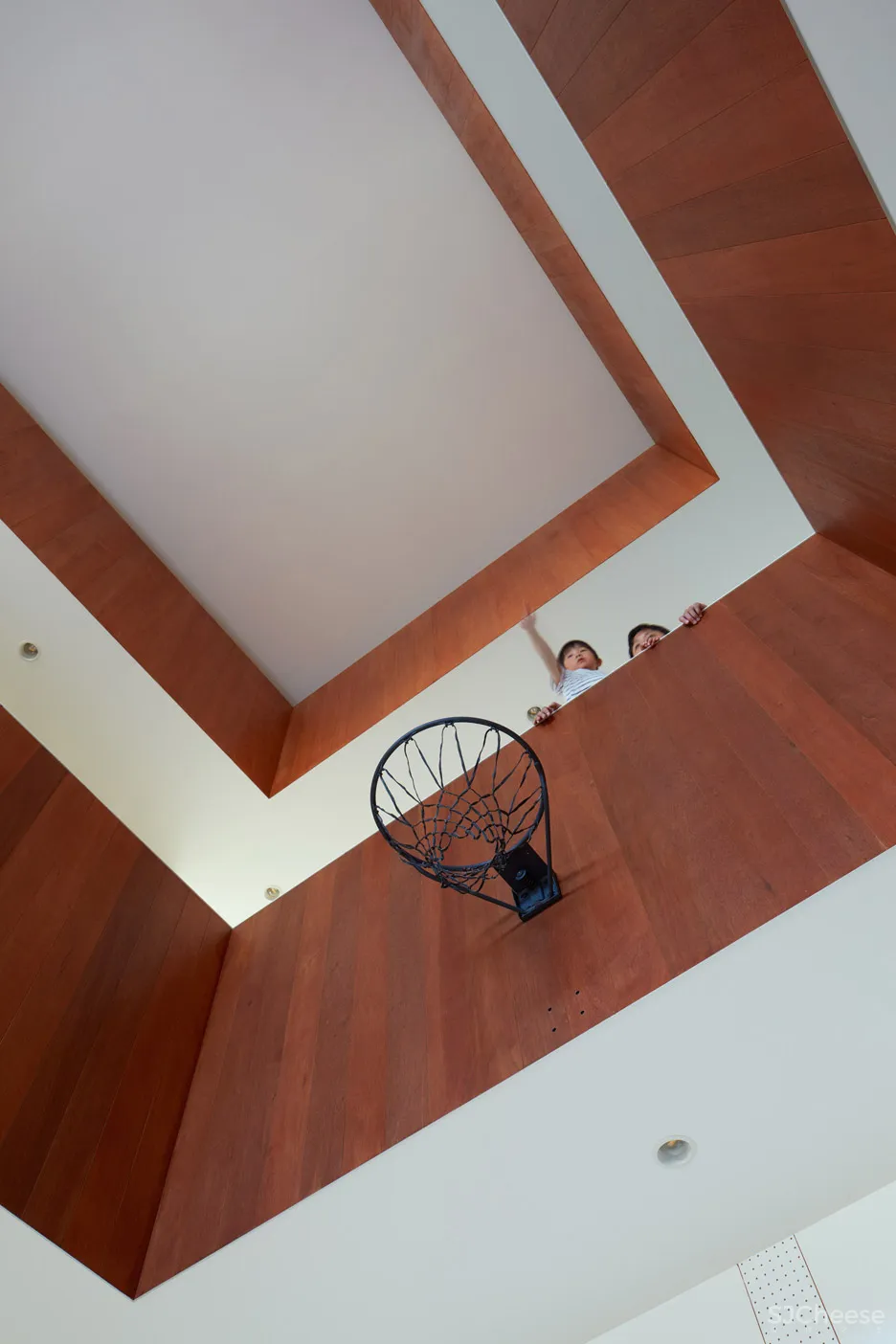 Koizumi Sekkei designs house in Japan with basketball court at its centre