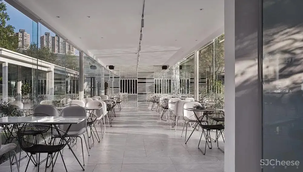 佳作 王怀庄 × 素梧：湖畔与树屋，现代而浪漫的白色餐厅