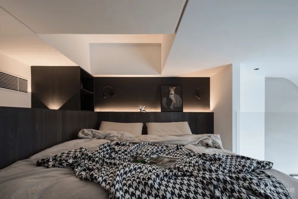 33㎡,3.5m高,3m宽,竟然变身双层豪宅?70后商务男的家,深色的大气!