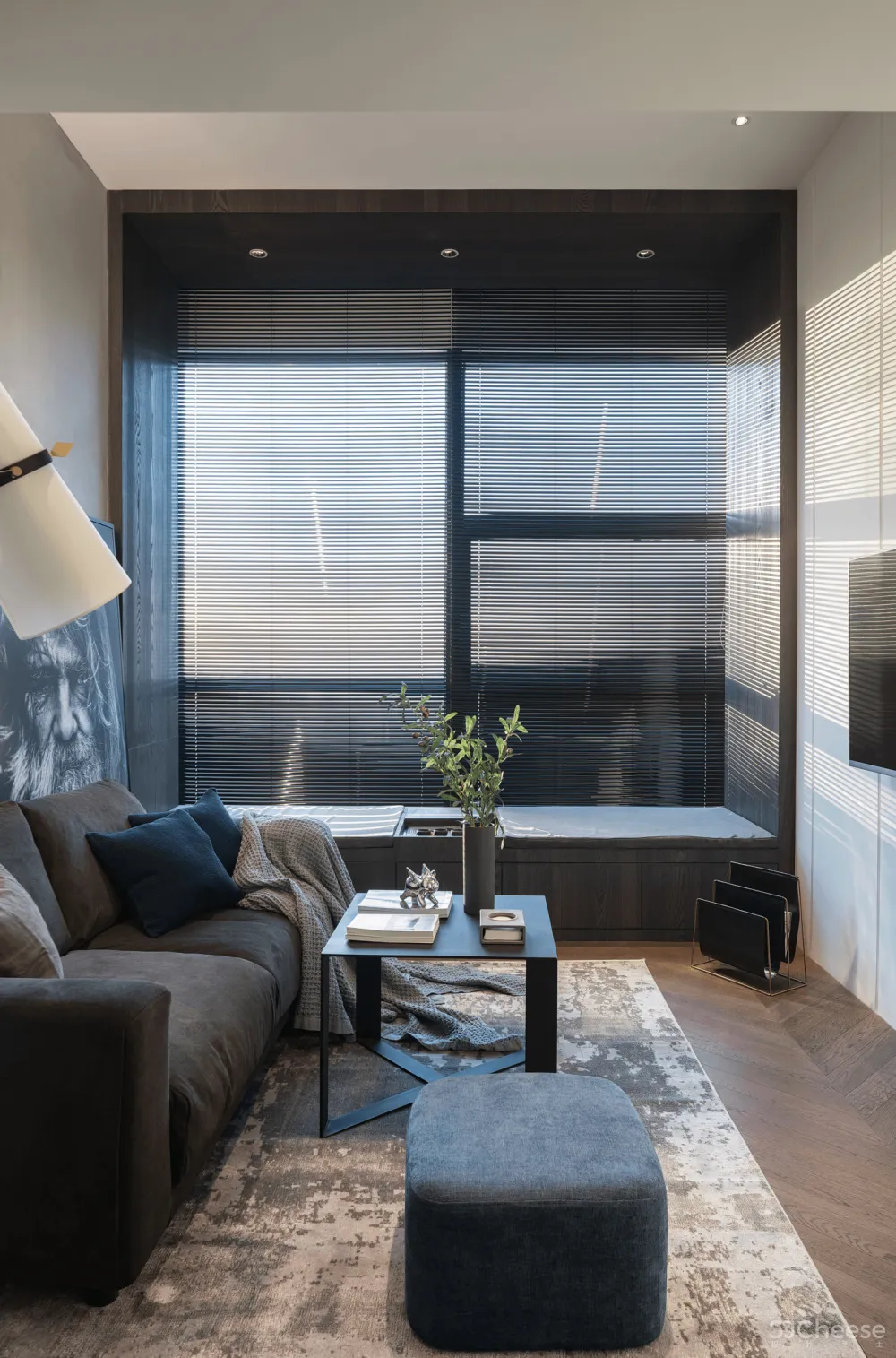 33㎡,3.5m高,3m宽,竟然变身双层豪宅?70后商务男的家,深色的大气!