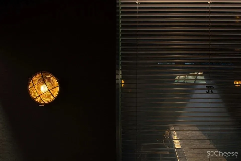 新作 结合欧式车厢和美式办公室风格 成都“π酒吧” iZ Design Studio