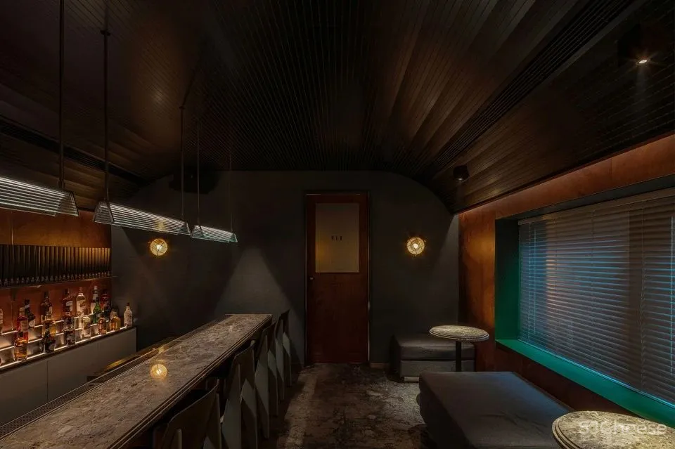 新作 结合欧式车厢和美式办公室风格 成都“π酒吧” iZ Design Studio