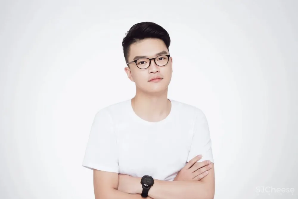 58㎡小家的L型玻璃幕墙,让小房也能拥有180°豪华夜景