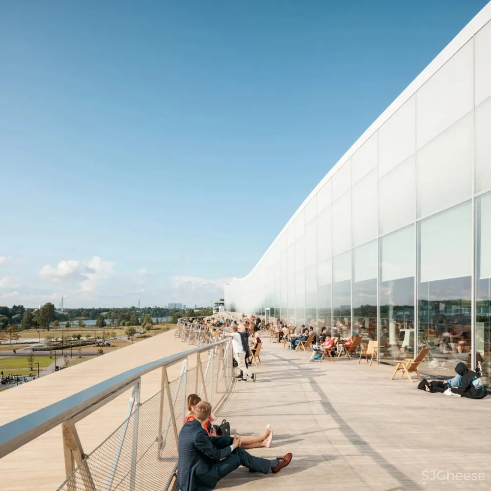 10年烧了7.5亿，全球最不务正业图书馆，能看电影、打游戏、唱K…流浪汉都可以随意进