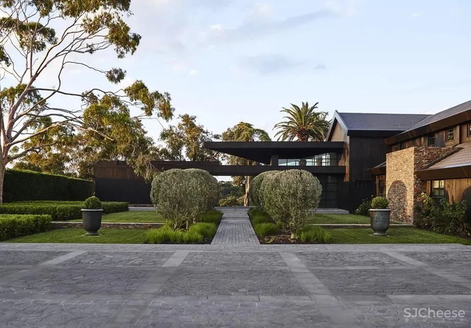 乡村别墅的大胆都市风，堪称黄铜设计典范