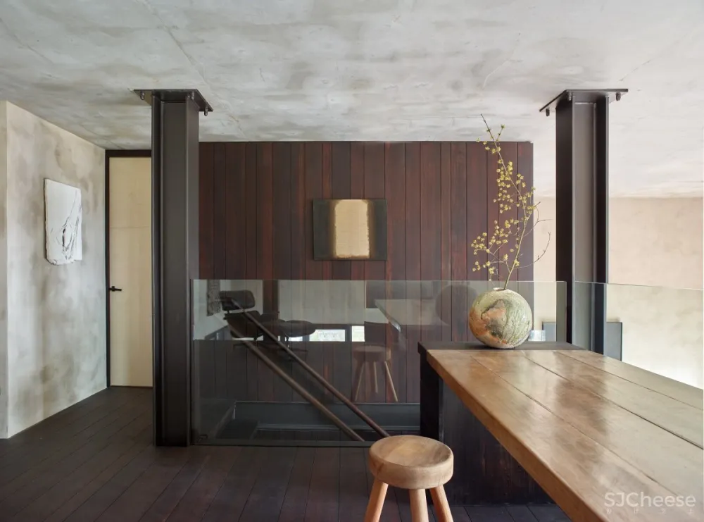 Axel Vervoordt | Covetable Apartment , 现代主义侘寂复式公寓