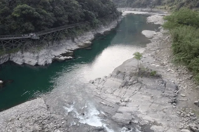 他把破茶厂改成1500㎡别墅,一张沙发就值一栋楼,却从不住人