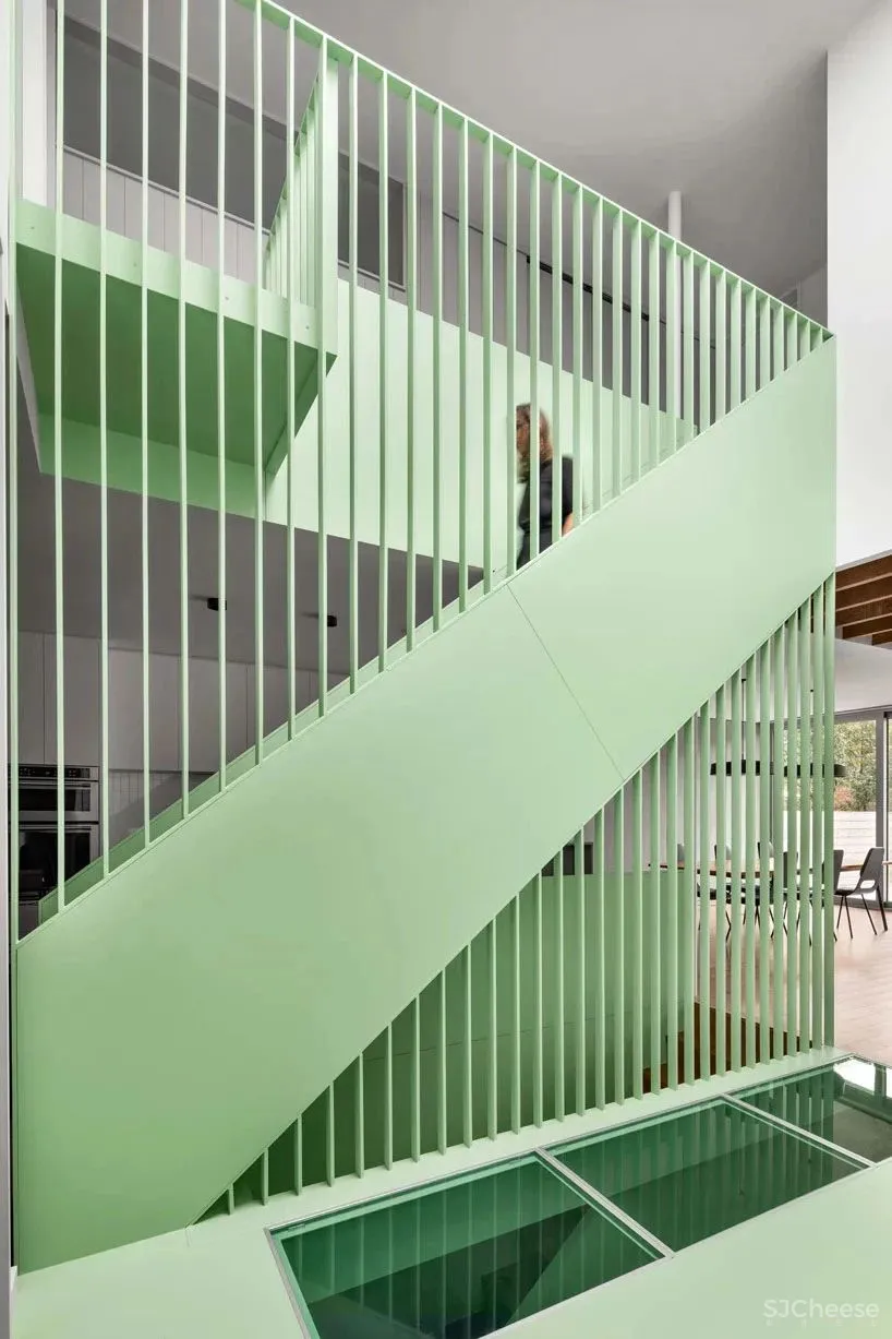 除了上下楼,这座楼梯也是空间的限定元素