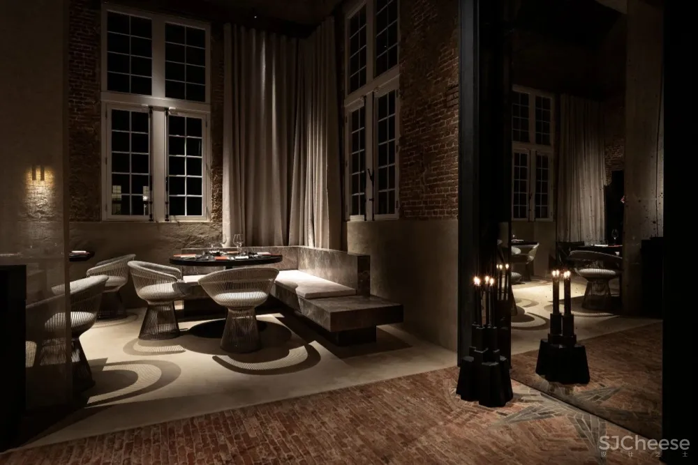 历史悠久的马车房改造成一个现代餐厅，比利时