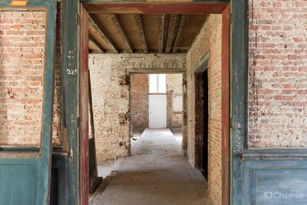 历史悠久的马车房改造成一个现代餐厅，比利时