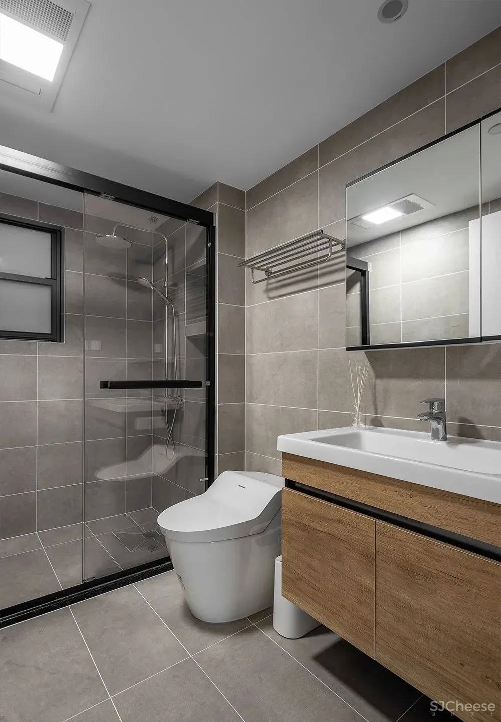 只有90平米的小套三，他家却能拥有9米长的电视墙