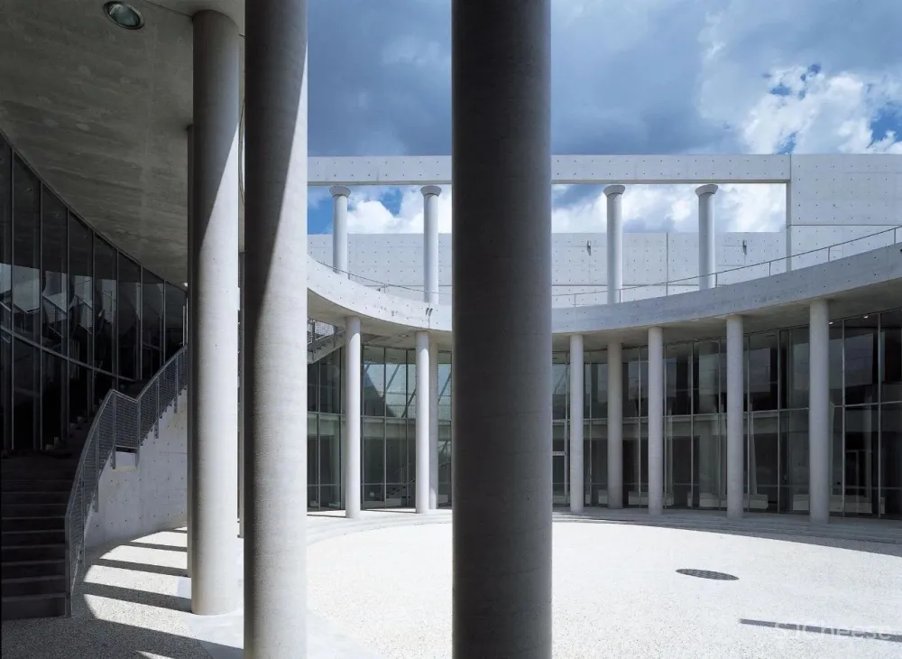 安藤忠雄丨清水混凝土诗人