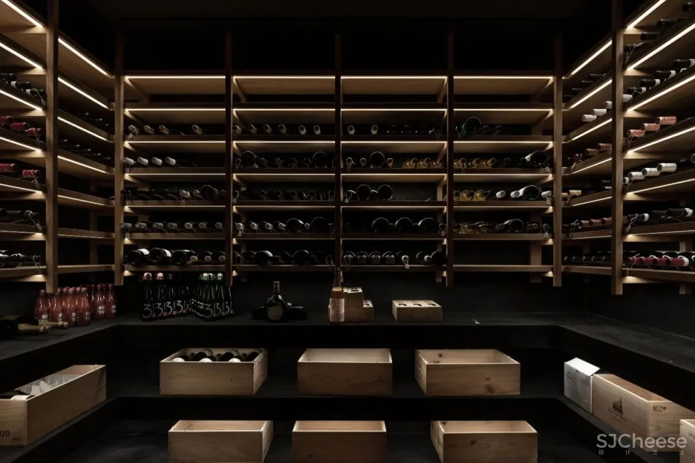 历史悠久的马车房改造成一个现代餐厅，比利时