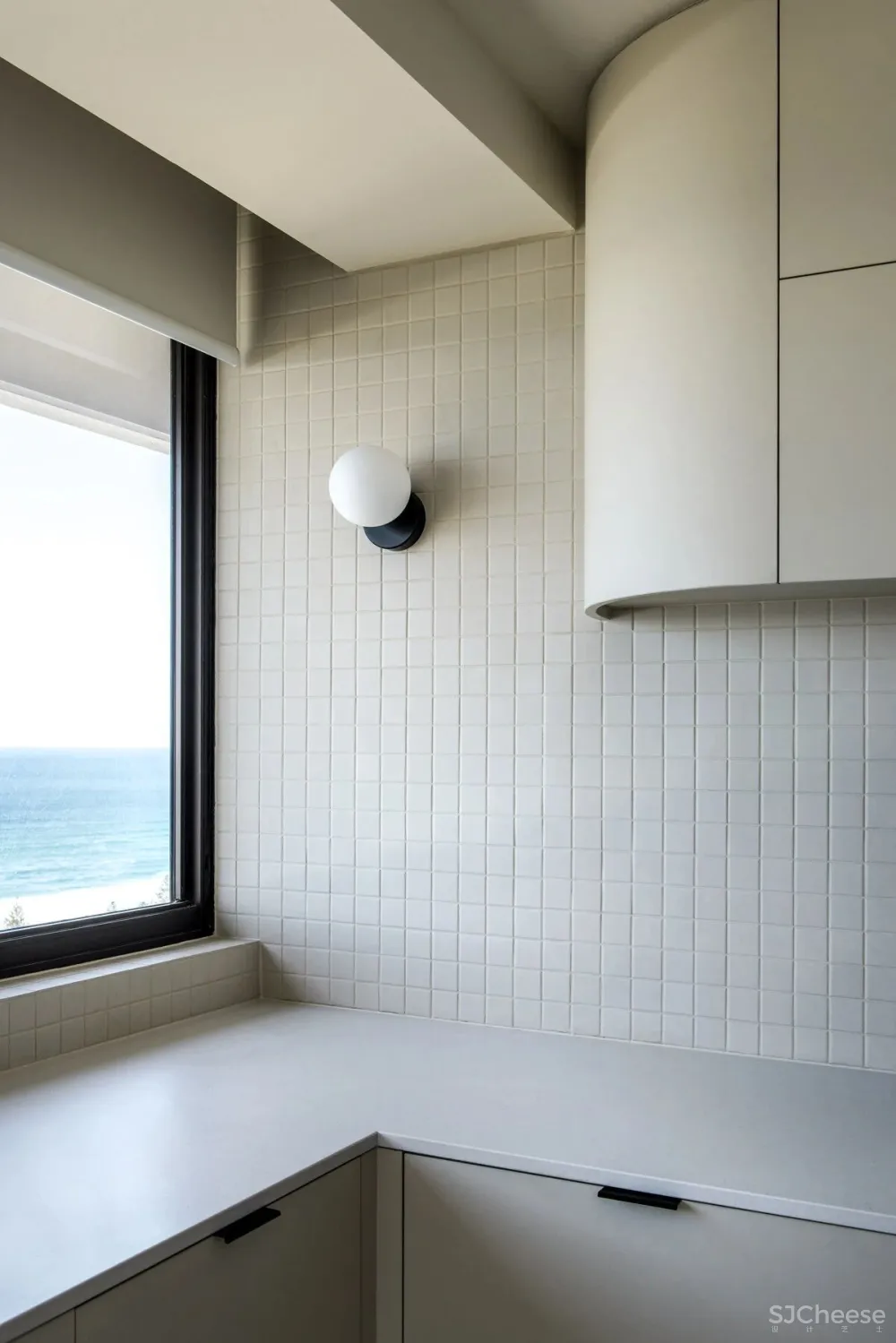 拱形元素 极简白, 打造出别样的顶层公寓