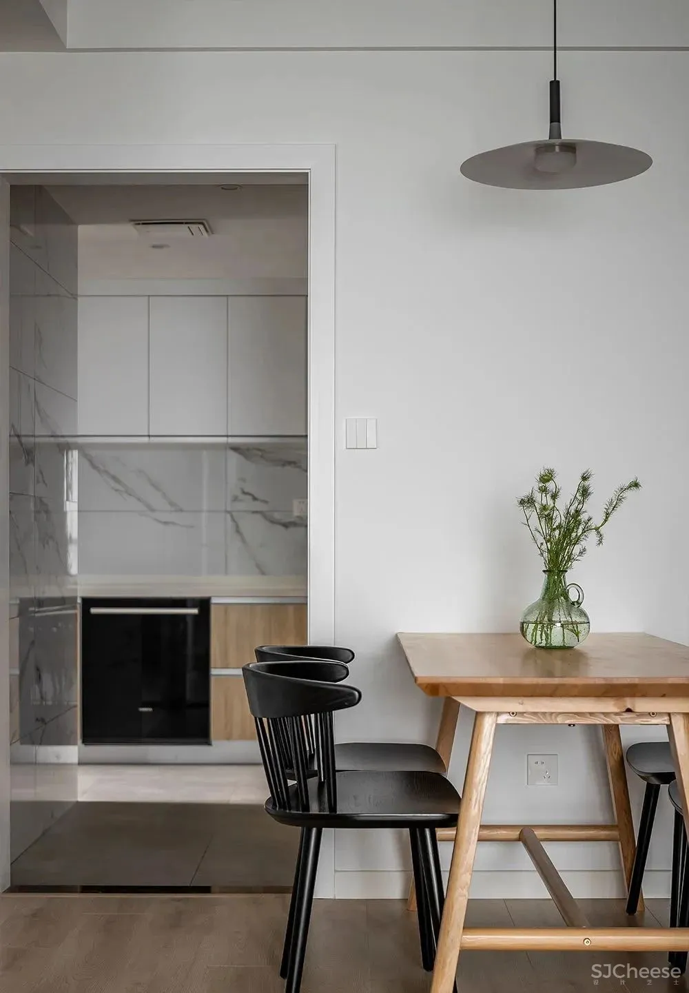 只有90平米的小套三，他家却能拥有9米长的电视墙