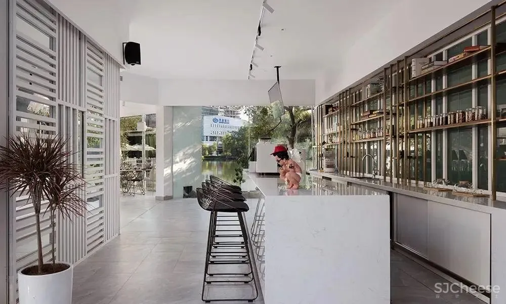 佳作 王怀庄 × 素梧：湖畔与树屋，现代而浪漫的白色餐厅