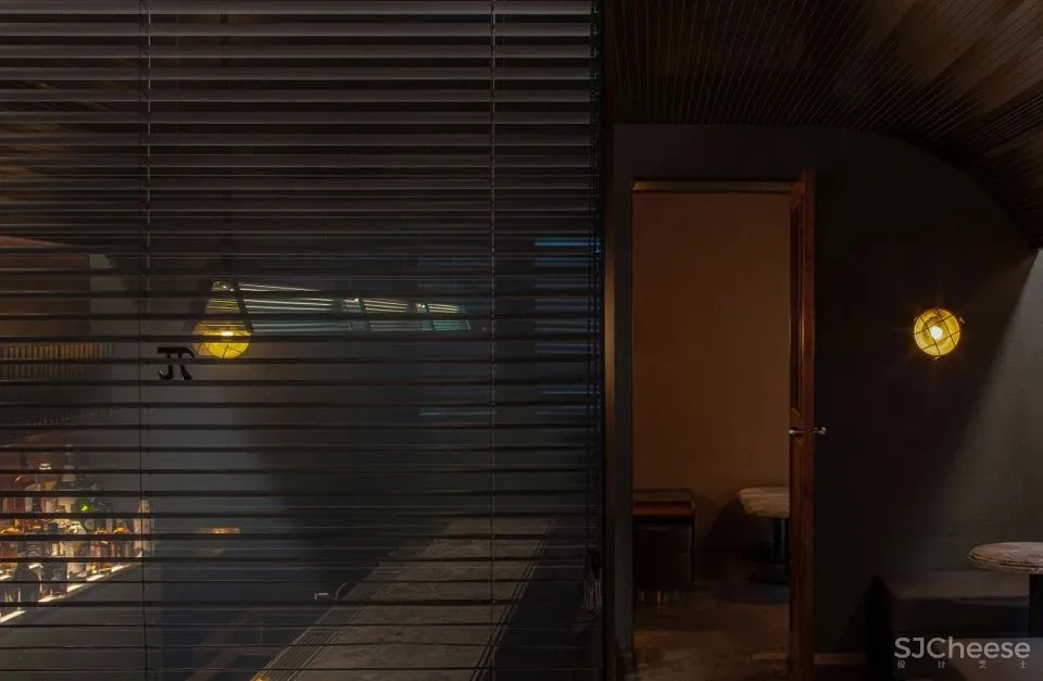 新作 结合欧式车厢和美式办公室风格 成都“π酒吧” iZ Design Studio