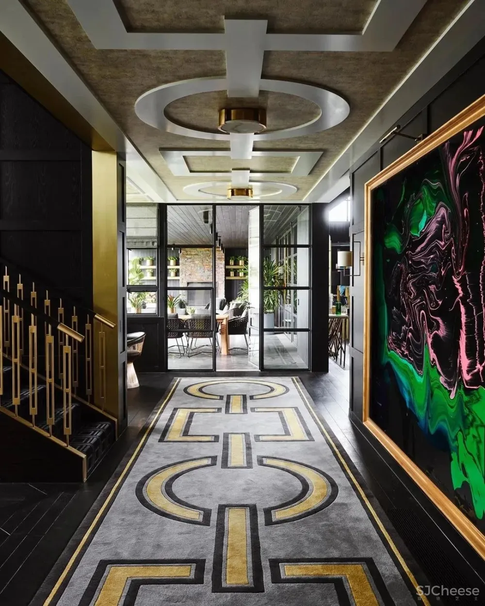 乡村别墅的大胆都市风，堪称黄铜设计典范