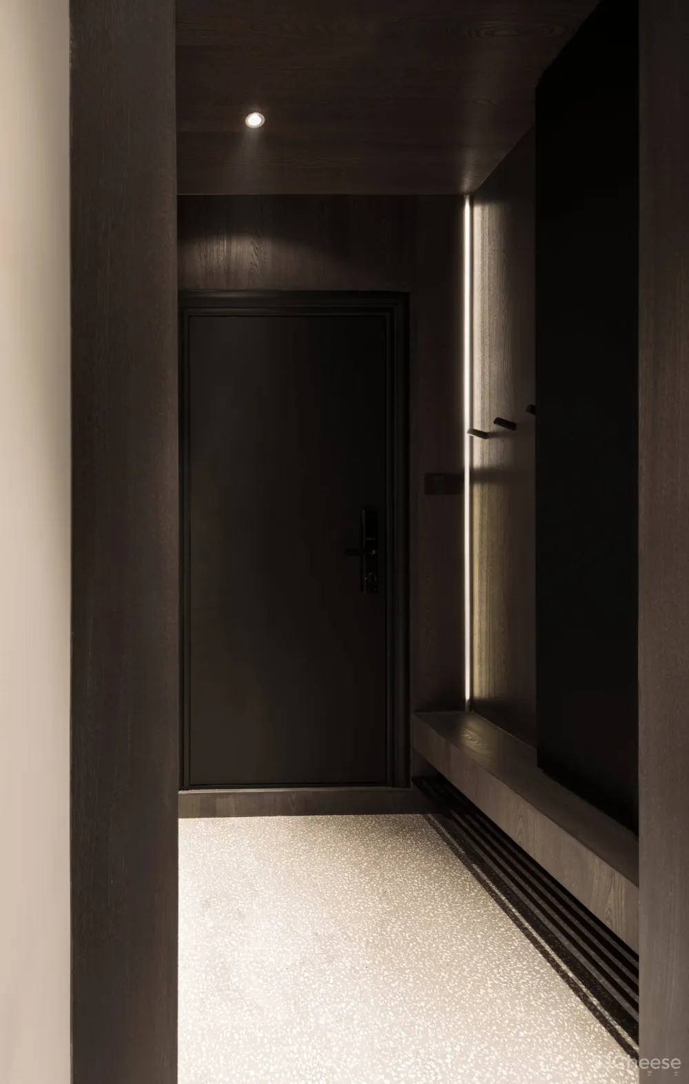 33㎡,3.5m高,3m宽,竟然变身双层豪宅?70后商务男的家,深色的大气!