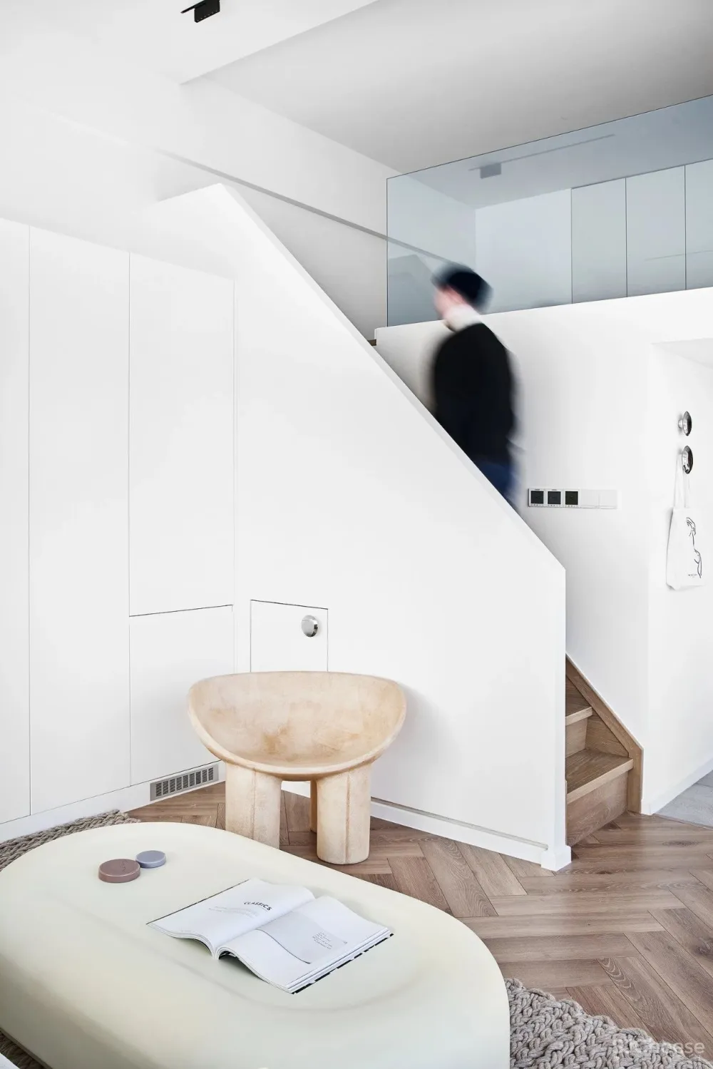 58㎡小家的L型玻璃幕墙,让小房也能拥有180°豪华夜景