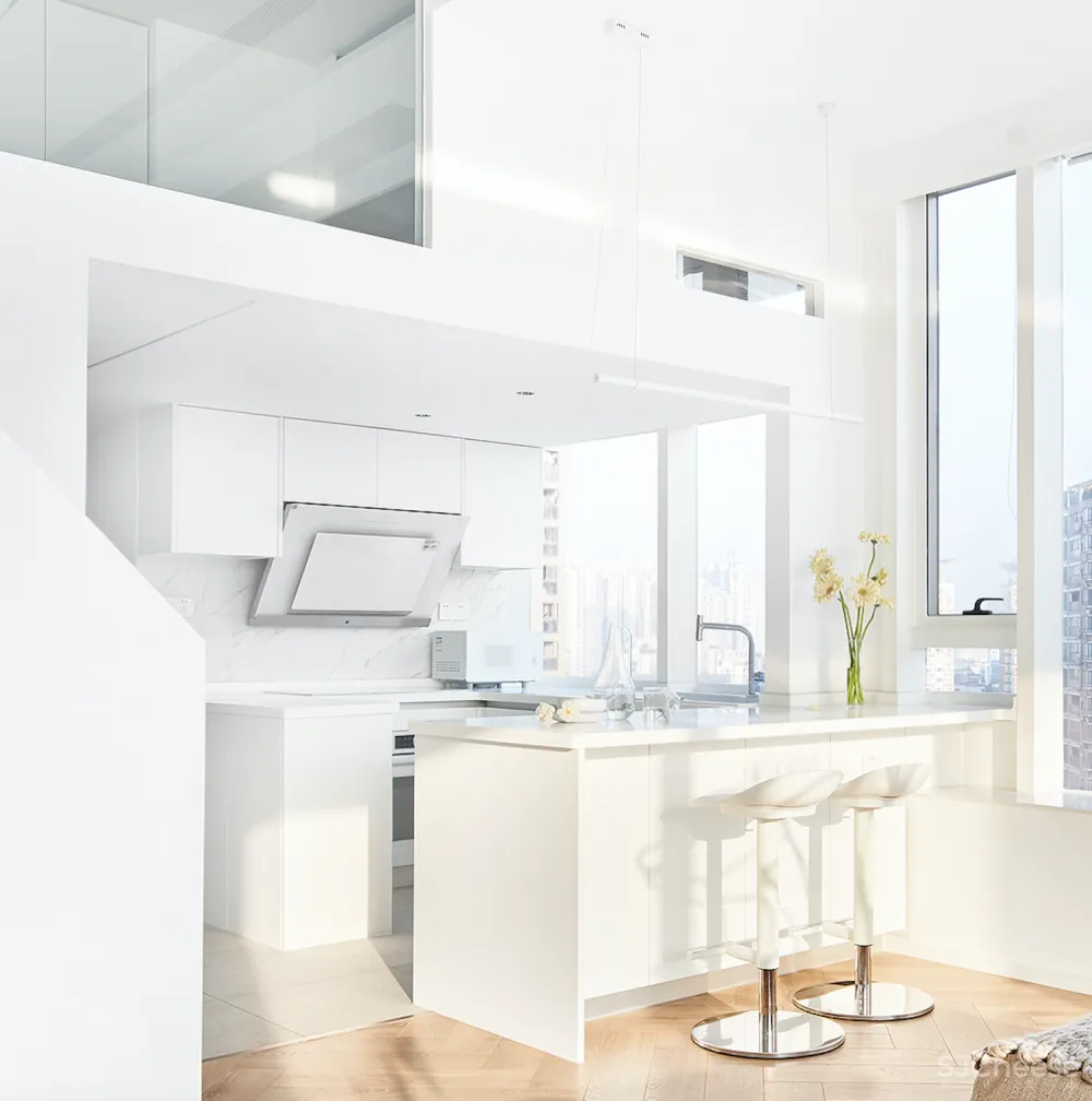 58㎡小家的L型玻璃幕墙,让小房也能拥有180°豪华夜景