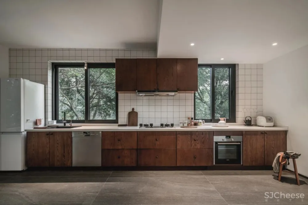 她厌倦城中豪宅，搬去郊外340m²玻璃别墅，宅着像神仙！