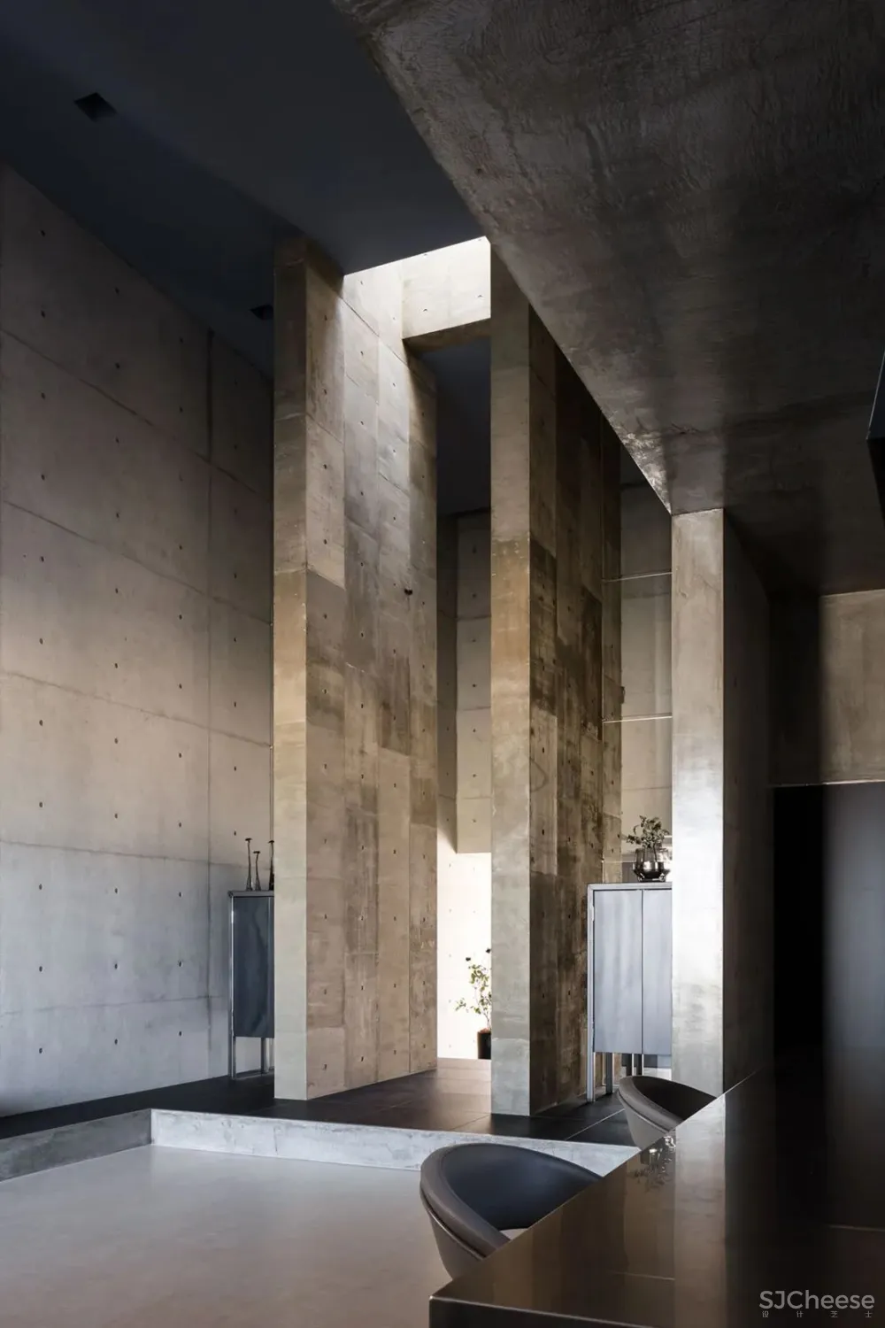 坐落日本郊区的野兽派混凝土建筑