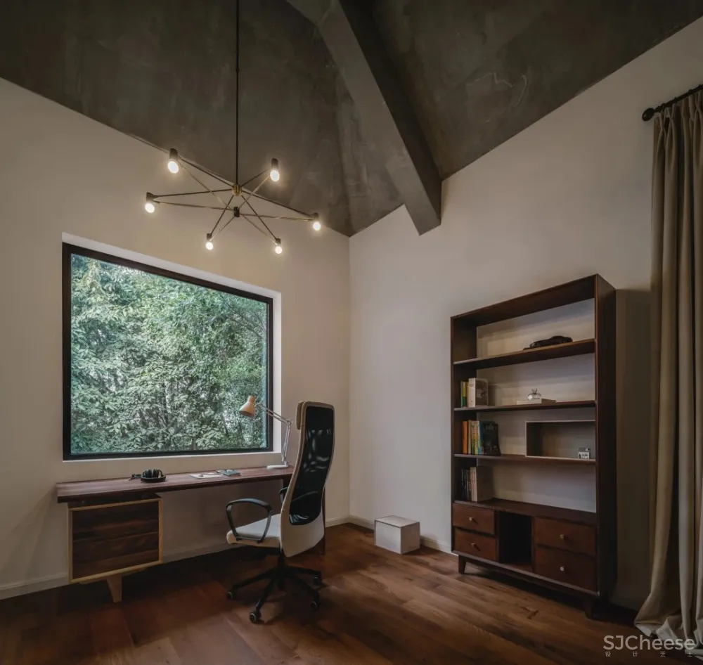 她厌倦城中豪宅，搬去郊外340m²玻璃别墅，宅着像神仙！