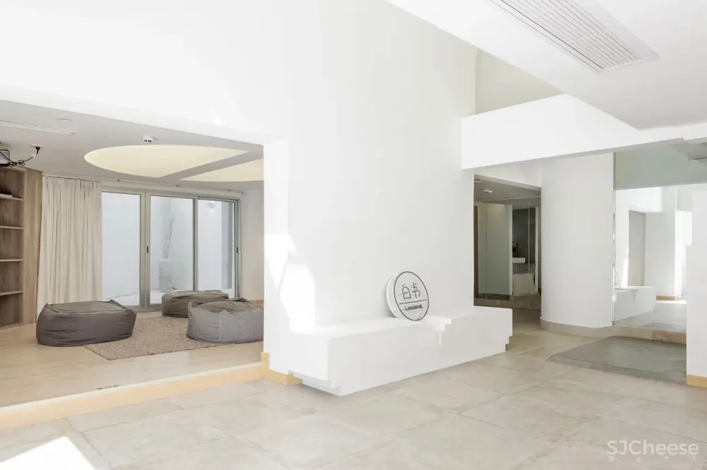 火到央视的极致毛坯房改造：家里什么都用白的，整个房子在发光