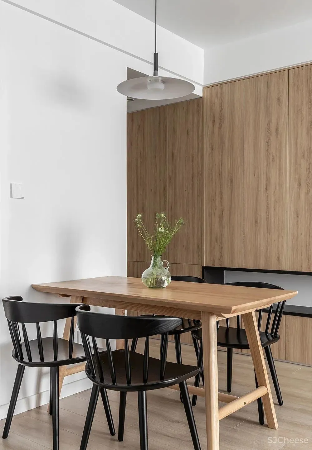 只有90平米的小套三，他家却能拥有9米长的电视墙