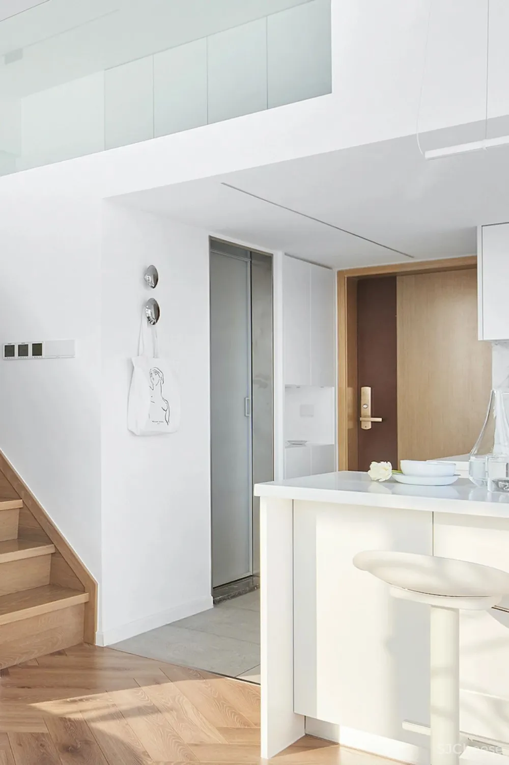 58㎡小家的L型玻璃幕墙,让小房也能拥有180°豪华夜景