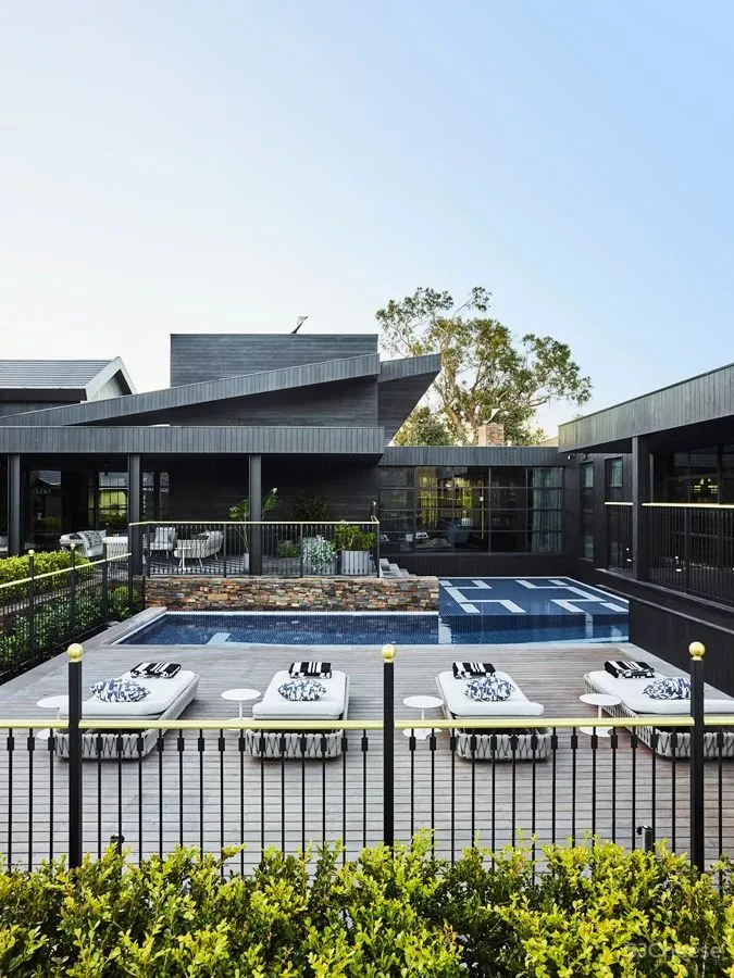 乡村别墅的大胆都市风，堪称黄铜设计典范