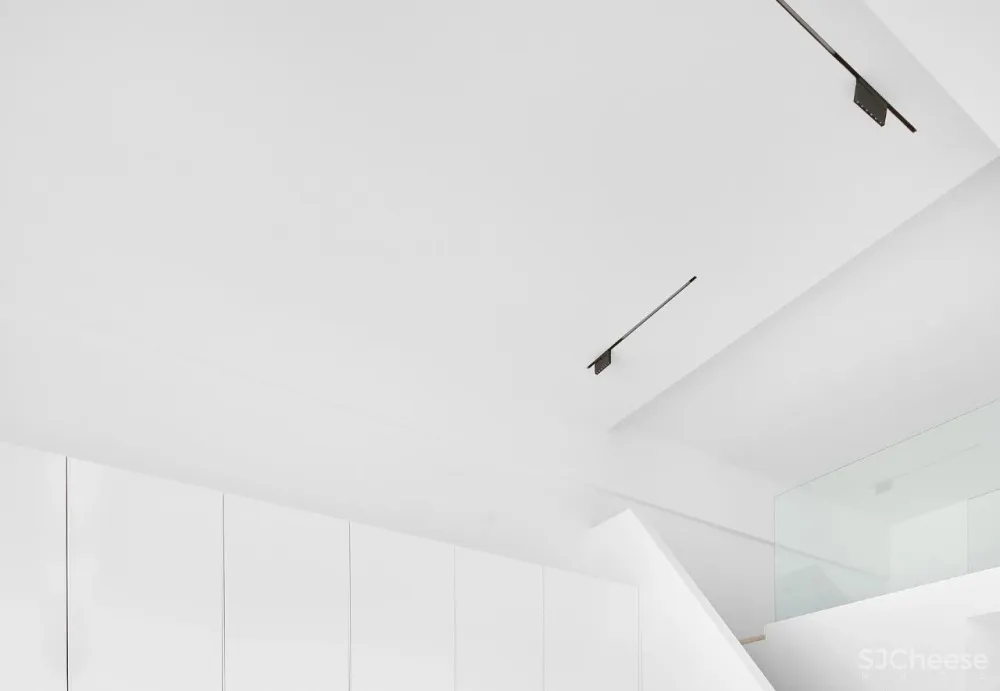 58㎡小家的L型玻璃幕墙,让小房也能拥有180°豪华夜景