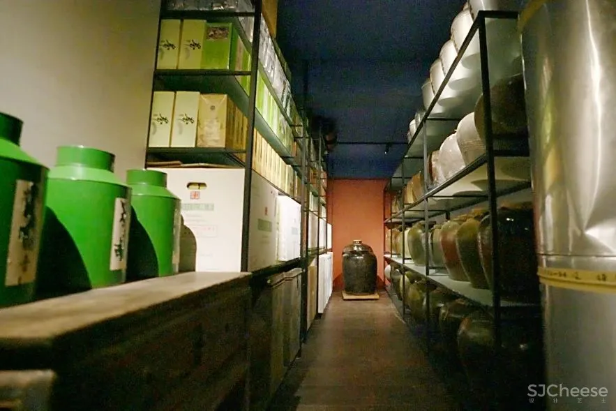 他把破茶厂改成1500㎡别墅,一张沙发就值一栋楼,却从不住人