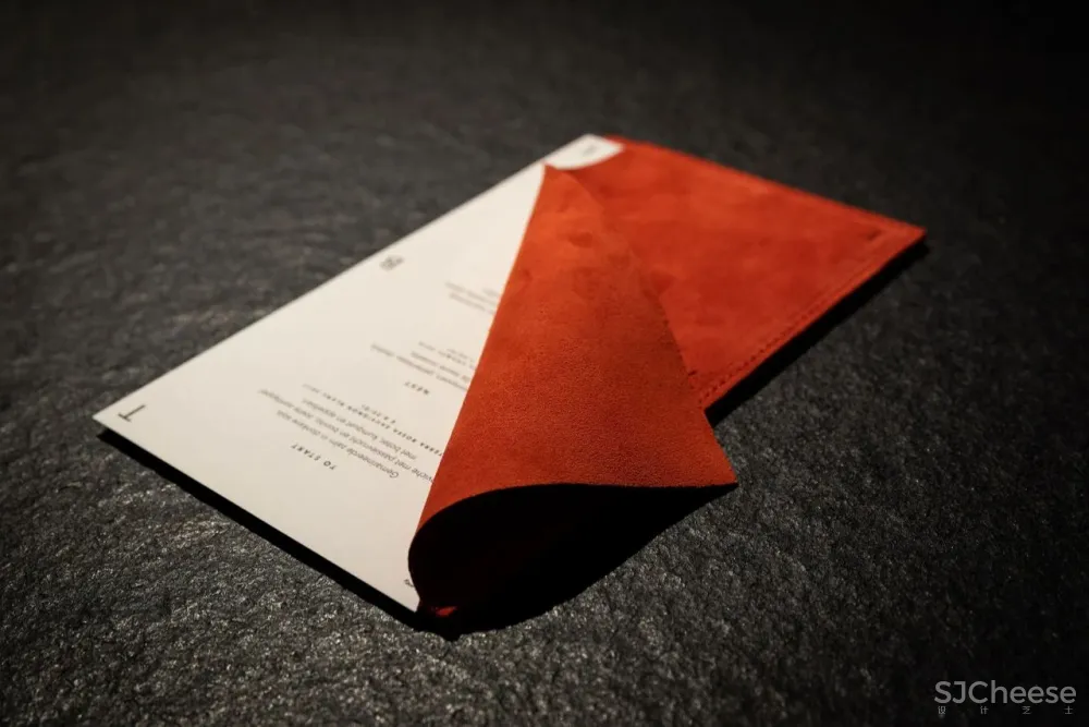 历史悠久的马车房改造成一个现代餐厅，比利时