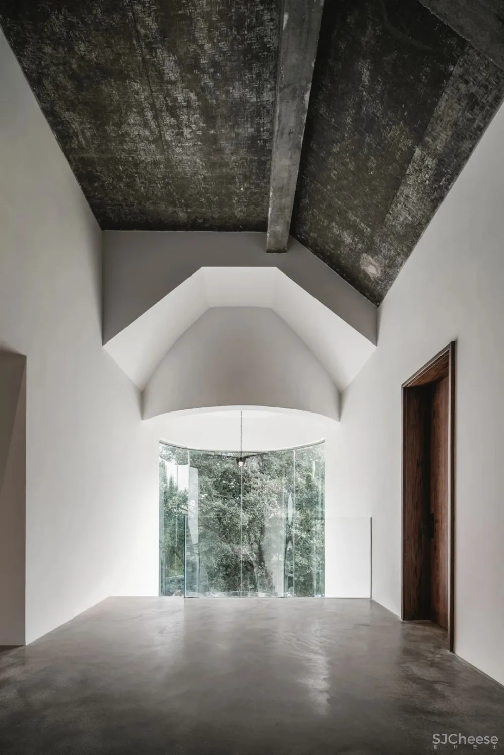 她厌倦城中豪宅，搬去郊外340m²玻璃别墅，宅着像神仙！