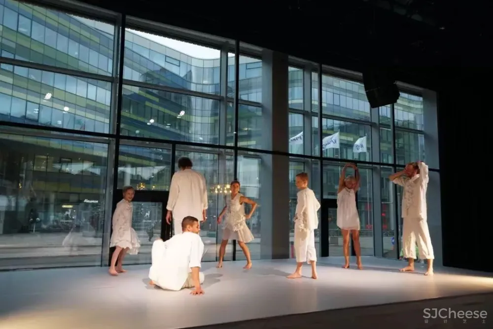 10年烧了7.5亿，全球最不务正业图书馆，能看电影、打游戏、唱K…流浪汉都可以随意进