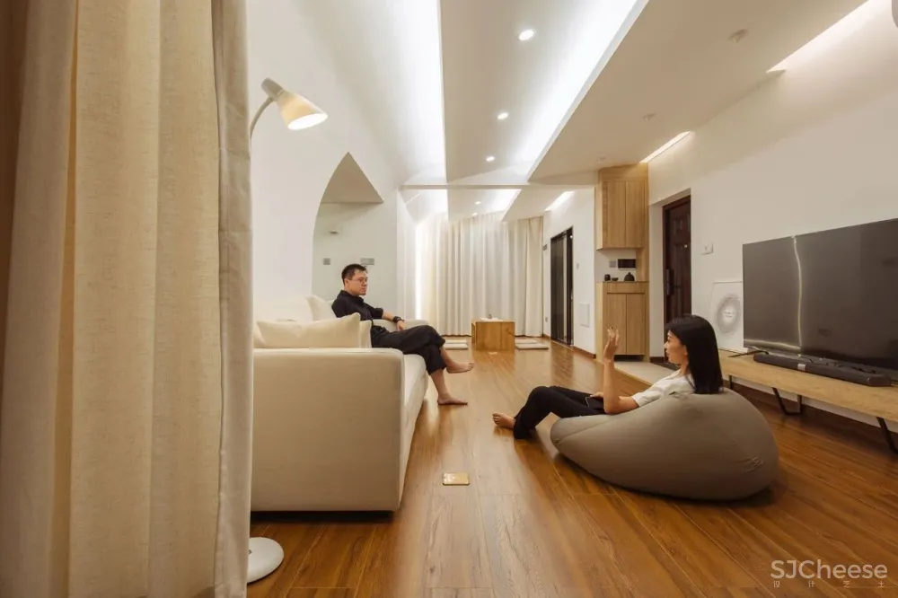 火到央视的极致毛坯房改造：家里什么都用白的，整个房子在发光