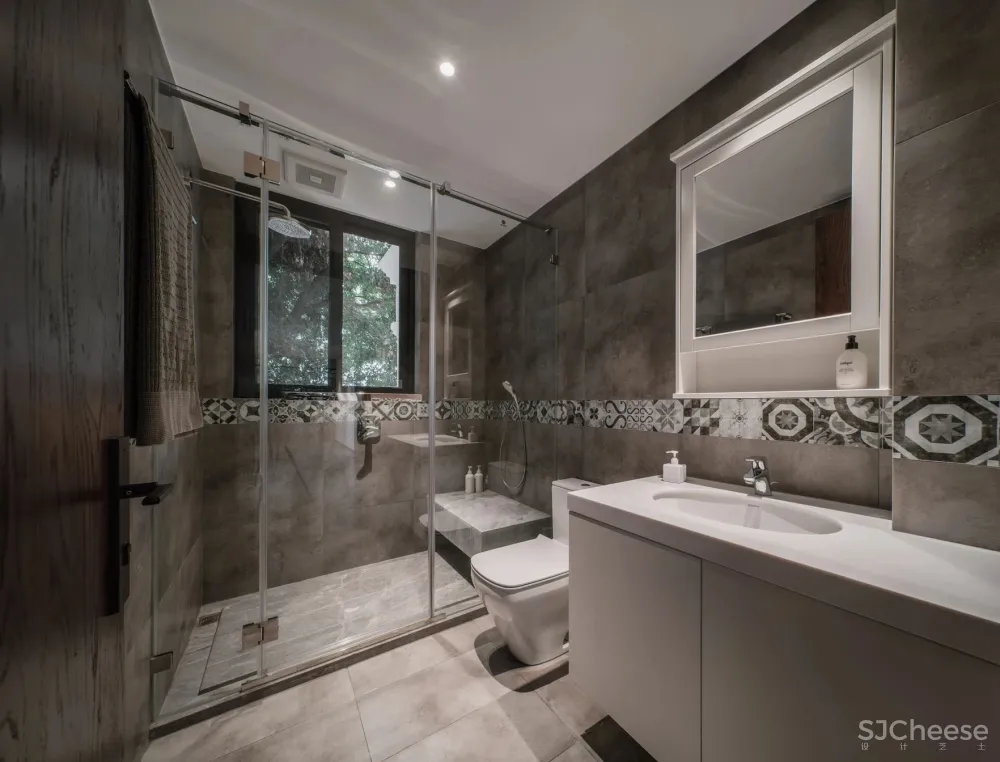 她厌倦城中豪宅，搬去郊外340m²玻璃别墅，宅着像神仙！