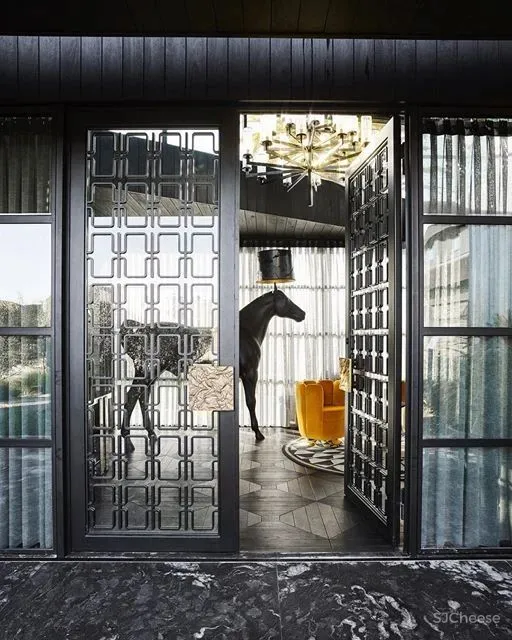 乡村别墅的大胆都市风，堪称黄铜设计典范