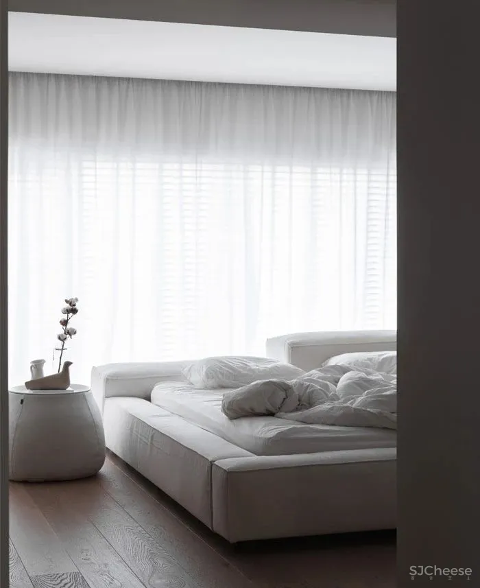 将色彩运用到极致，时髦灵动下非黑即白的男女公寓