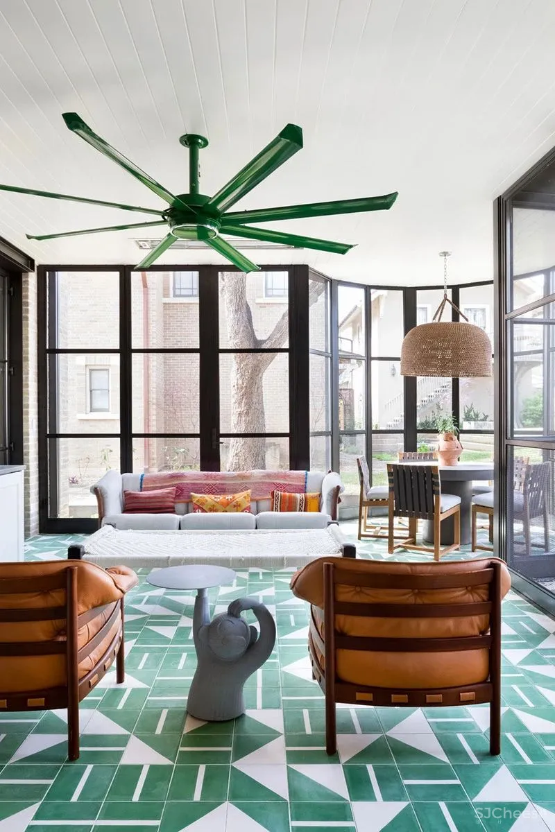 美国德克萨斯现代别墅将沉稳的黑白经典和爆炸性的彩色完美结合