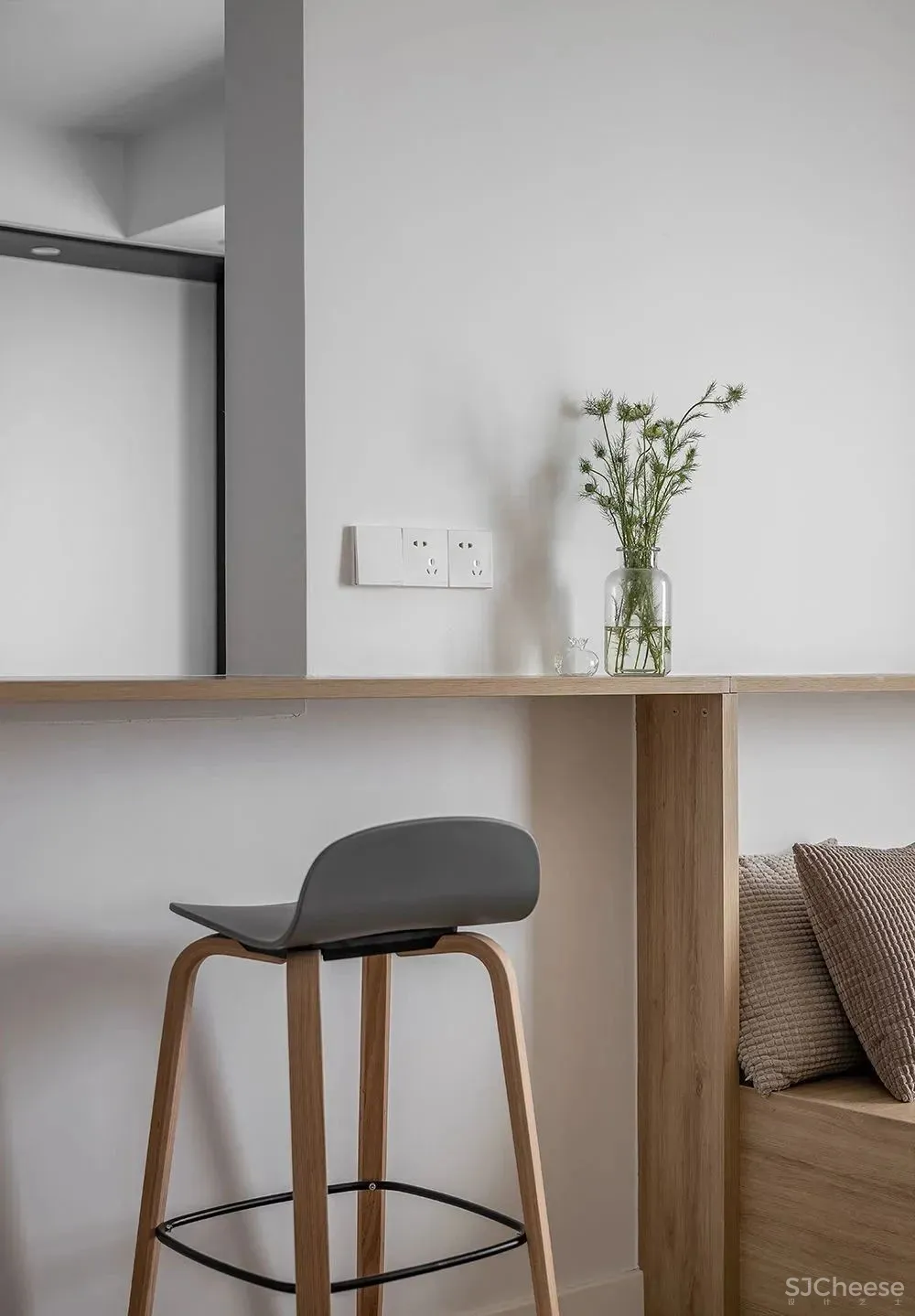 只有90平米的小套三，他家却能拥有9米长的电视墙