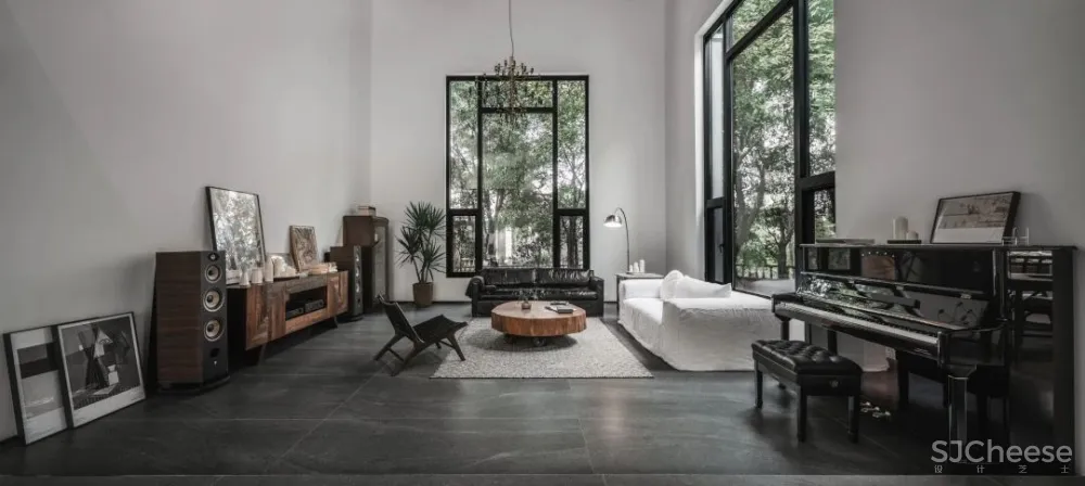 她厌倦城中豪宅，搬去郊外340m²玻璃别墅，宅着像神仙！