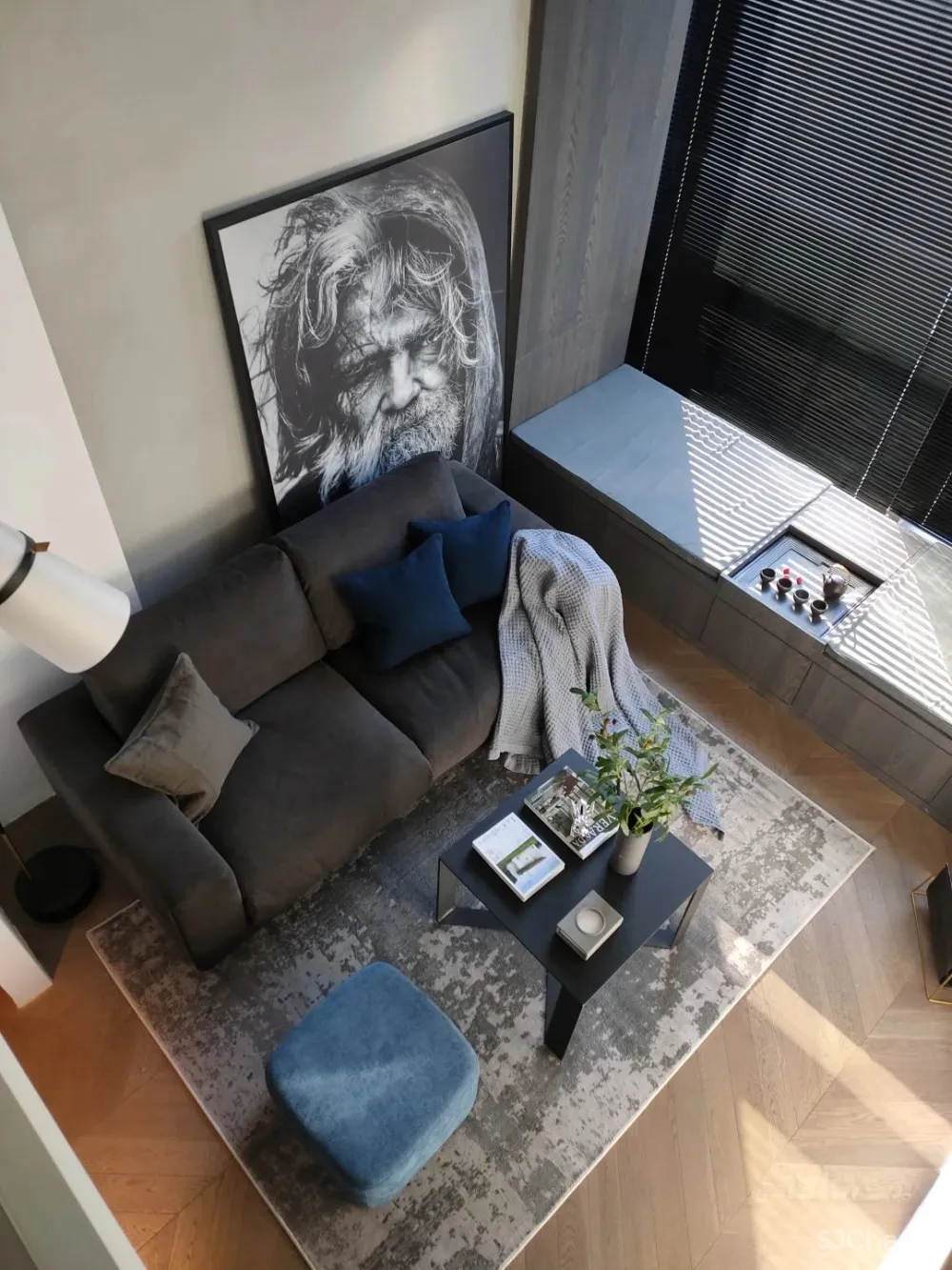 33㎡,3.5m高,3m宽,竟然变身双层豪宅?70后商务男的家,深色的大气!