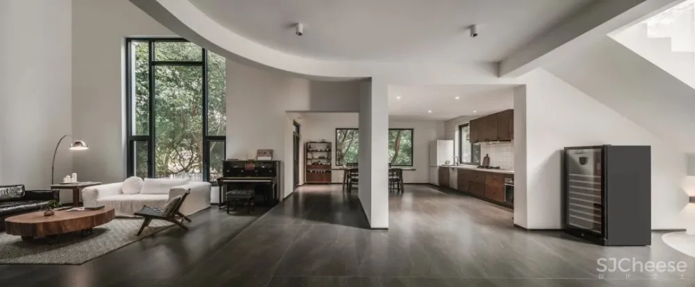 她厌倦城中豪宅，搬去郊外340m²玻璃别墅，宅着像神仙！