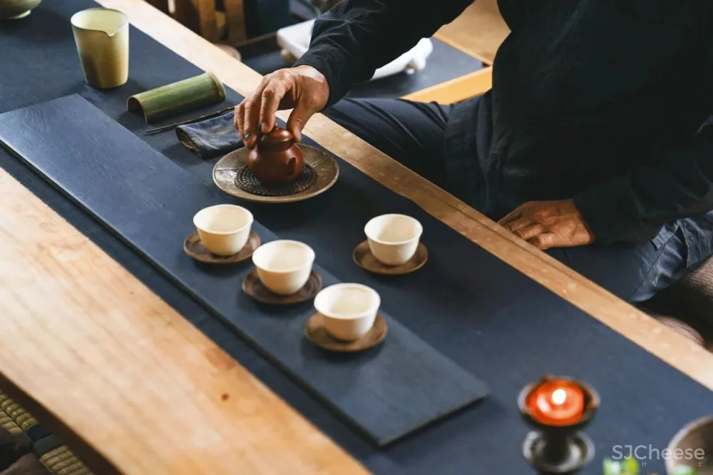 他把破茶厂改成1500㎡别墅,一张沙发就值一栋楼,却从不住人