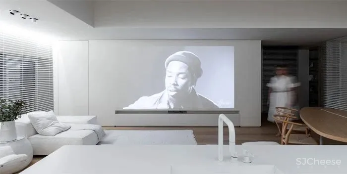 将色彩运用到极致，时髦灵动下非黑即白的男女公寓