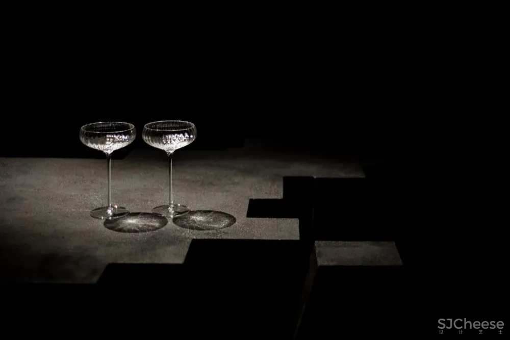 历史悠久的马车房改造成一个现代餐厅，比利时