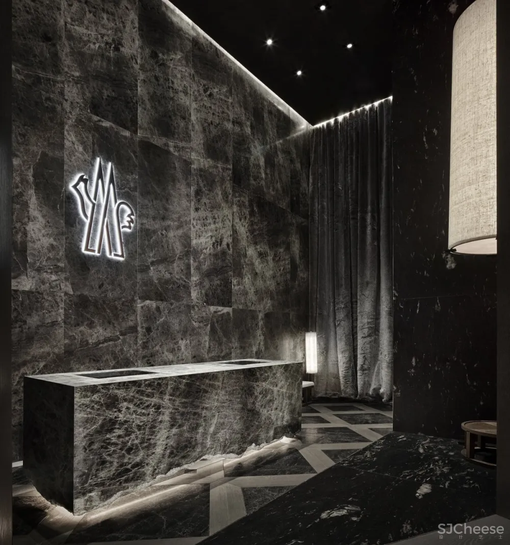 Gwenael Nicolas | Moncler Dubai Mall , 沙漠中的冰山